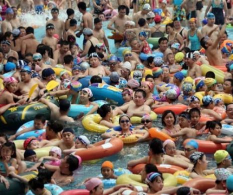 Chinezi la piscină. Niciodată n-ai văzut o aşa AGLOMERAŢIE | GALERIE FOTO