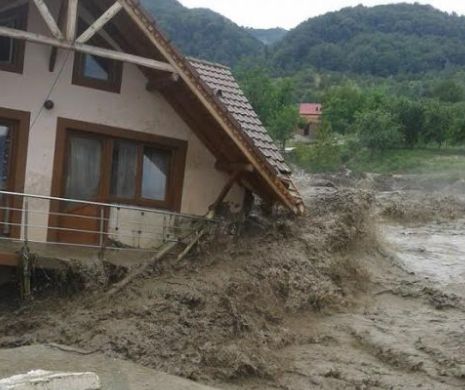 COD ROȘU de INUNDAȚII prelungit. Noapte de COȘMAR pentru locuitorii din Oltenia. Doi oameni și-au pierdut viața