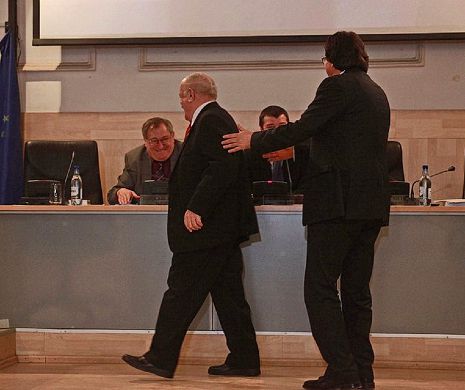 Comedie la Primărie. Edilul șef își RÂDE ÎN PUBLIC de vicele PSD-ist: ”I-AM LUAT SECETARELE” I VIDEO
