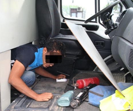 CONTROL CU SURPRIZE. Patru migranţi afgani, descoperiți în duba unui bulgar FĂRĂ PERMIS  de conducere