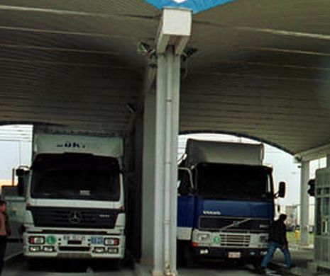 CORUPȚIE LA FRONTIERĂ. Polițistul care „vămuia” cu milă dacă primea bani să joace la Loto a fost trimis în judecată