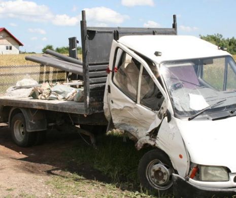 Coșmarul unei familii întregi. Mașina în care se aflau doi tineri și fetițele lor, spulberată de un șofer de camion