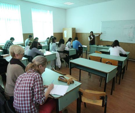 Elevii care au luat notă maximă la bacalaureat şi la evaluarea naţională, premiaţi de Guvern