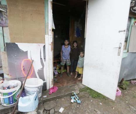 EXCLUSIV PRINT. Povestea stăpânilor "deltei" urbane. Între blocuri de lux, sunt familii care trăiesc între mlaștinile  Văcăreștiului ca animalele sălbatice