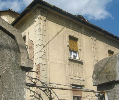 EXCLUSIV PRINT. Romii riscă să surpe o casă de patrimoniu, dar au poleit-o cu aur la interior