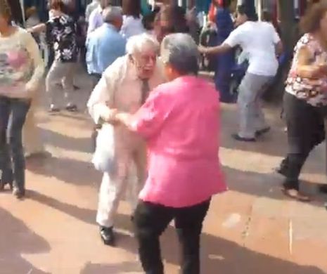 I-a ŞOCAT pe toţi de la NUNTĂ. Bătrânelul este cel mai tare DANSATOR | VIDEO