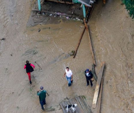 IMAGINILE COȘMARULUI: 1.100 de case - INUNDATE. Peste 400 de oameni - EVACUAȚI. Zeci de VICTIME  ale PUHOAIELOR au fost salvate cu elicopterul - GALERIE FOTO