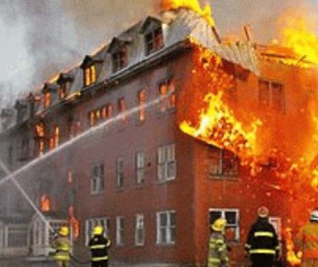 INCENDIU DEVASTATOR într-un complex de locuințe. Șapte butelii au explodat