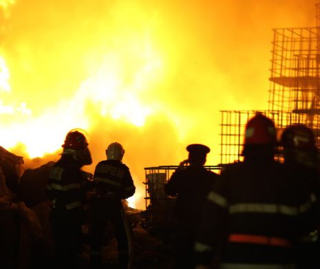 INCENDIU în Piatra Neamț. Hala unei piețe a ars în totalitate