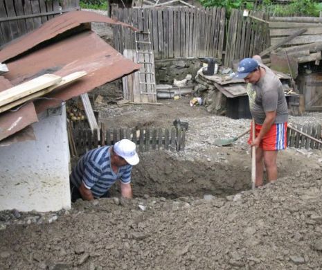 INUNDAŢII ÎN VÂLCEA. 30 de case sunt încă sub ape de trei zile de trei zile | FOTO