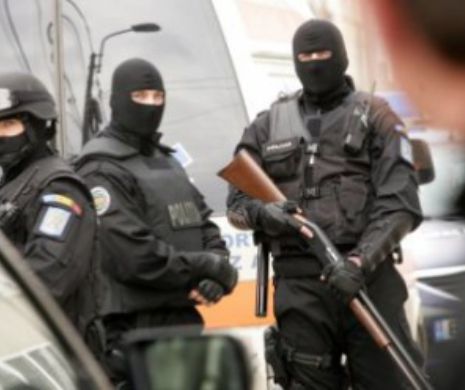 MOBILIZARE LA GRANIȚA EUROPEI. Au fost descoperite ZECI DE ARME. Peste 2.500 de polițiști au acționat în zece județe