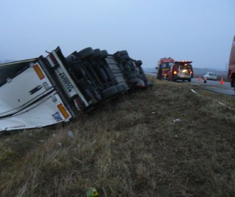 NEWS ALERT. Trafic blocat de un TIR răsturnat după ce s-a izbit de un autocar, în judeţul Contanţa