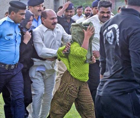 PAKISTAN. O femeie și două fetițe, UCISE de mulțime furioasă, după publicarea unei imagini pe FACEBOOK | VIDEO