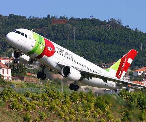 Ploaie de fragmente de AVION, într-o zonă locuită din Portugalia: Bucăți din motorul unui Airbus 330 au căzut peste mașini și case