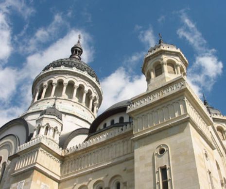 Slujbe online și discuții cu preoții pe Facebook