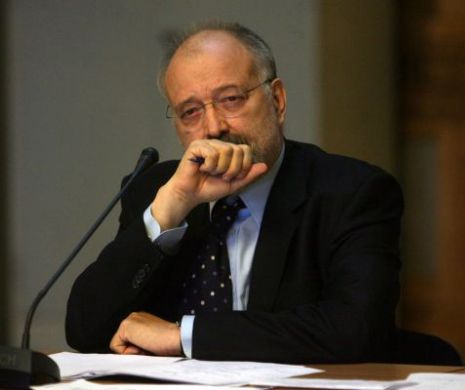 Stelian Tănase stă pe un butoi cu pulbere