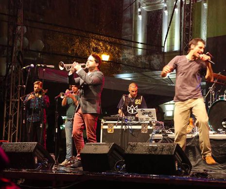 Timișorenii au dansat în ploaie cu The Cat Empire