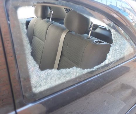 Un adolescent beat A DISTRUS TREI MAȘINI cu o bordură după ce s-a certat cu iubita