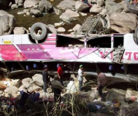 Un autocar a căzut într-o PRĂPASTIE, în Peru: Cel puțin 18 morţi