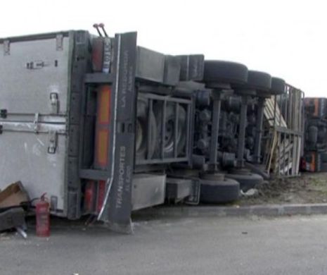 Un TIR a provocat un accident pe Autostrada "Soarelui". Echipele de descarcerare sunt la fața locului