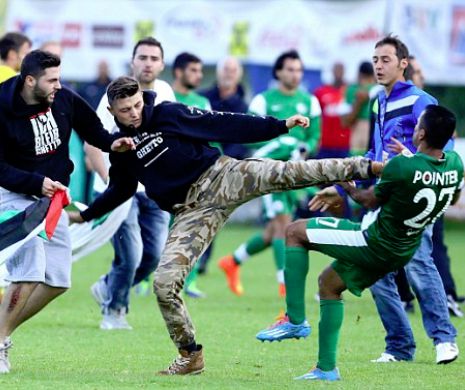 VIDEO. INCIDENTE la amicalul Maccabi Haifa - Lille din Austria. Partida a fost oprită imediat după apariția steagului palestinian pe teren. Jucătorii israelieni S-AU BĂTUT cu fanii