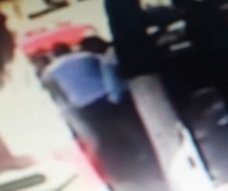 VIDEO ŞOCANT. Taximetrist BĂTUT CU SĂLBĂTICIE de doi poliţişti pentru că a parcat neregulamentar