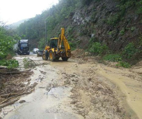 Zeci de pelerini de la Mănăstirea Prislop care veneau de la mormântul părintelui Arsenia Boca au fost surprinşi de viituri