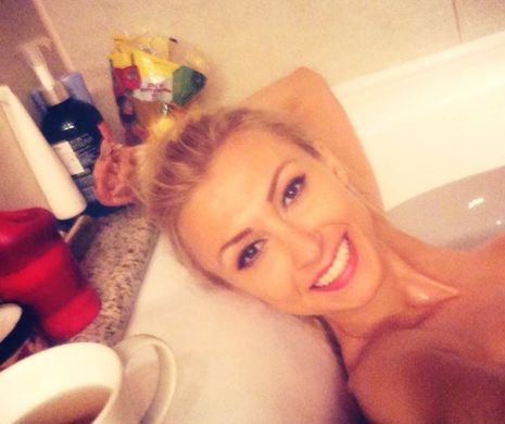 Andreea Bălan se pozează goală în cadă