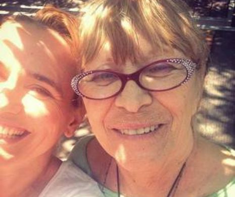 Andreea Esca, poză cu mama pe Facebook