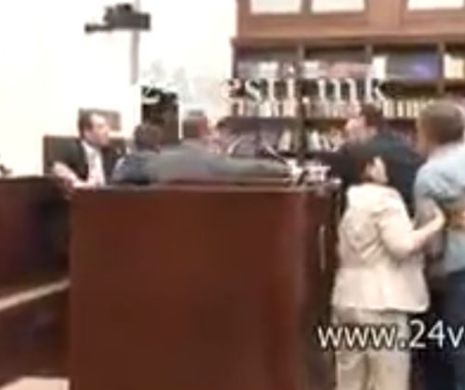 Bătaie în Parlamentul Macedoniei. Politicienii şi-au împărţit pumni din cauza unei legi | VIDEO