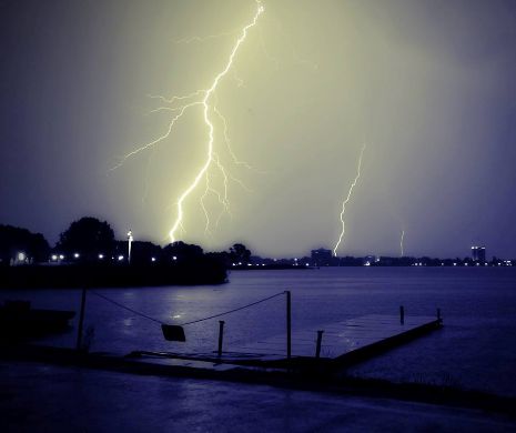 COD GALBEN de ploi torenţiale și descărcări electrice pentru opt județe