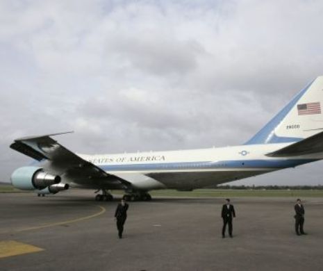 DEFECȚIUNE la Air Force One. John KERRY a luat o cursă de linie, la finalul zbor  turneului său mondial