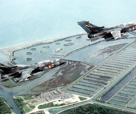 Două avioane de vânătoare italiene s-au prăbuşit, după ce s-au ciocnit în zbor. Patru membrii ai echipajului, dispăruți