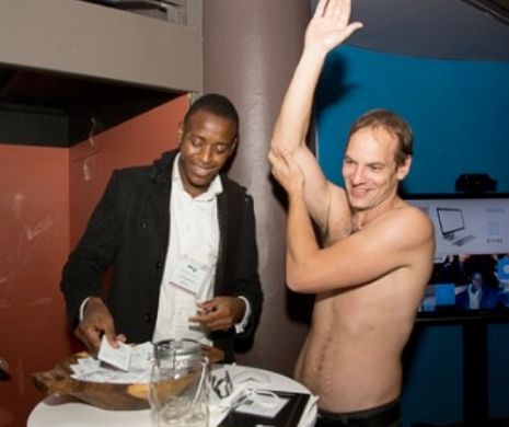 Duș FĂRĂ APĂ. Un student a inventat baia USCATĂ