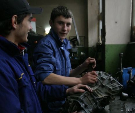 EXCLUSIV PRINT. De ce se bat elevii pe școlile profesionale private și le ocolesc pe cele de stat