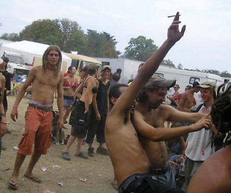Francezii care au deschis MAGAZIN DE DROGURI la Teknival, prinși.