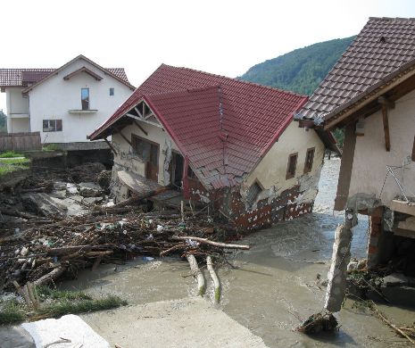 Gabriel Oprea a anunțat BILANȚUL POTOPULUI: 15 localități sunt INUNDATE iar aproape 150 de oameni au fost EVACUAȚI. Pe patru râuri din Banat e COD PORTOCALIU