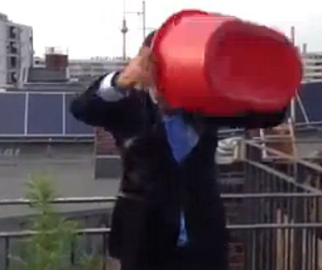 GAFA care l-ar putea costa LIBERTATEA. Un german a răspuns procovării ”Ice Bucket” fără să știe ce a intrat în cadru VIDEO