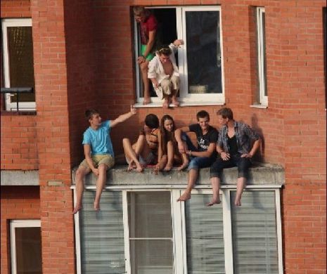 IMAGINI VIRALE: Cum se distrează adolescenții din Rusia | GALERIE FOTO