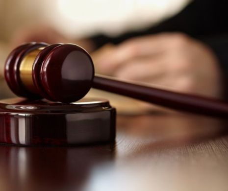 Încarcerat într-o închisoare de maximă securitate, şi-a luat diplomă în Drept