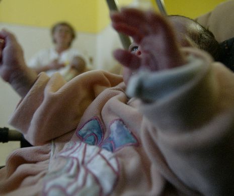 INCREDIBIL. Patru COPII MICI, ABANDONAȚI în spatele Catedralei