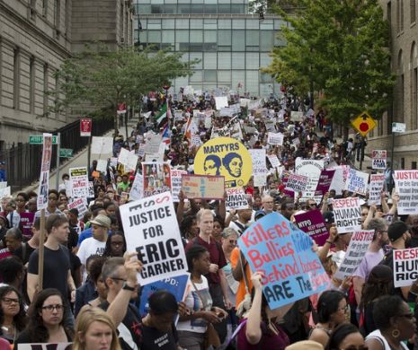 Manifestație de AMPLOAREA la New York pentru împotriva brutalităţii poliţiei