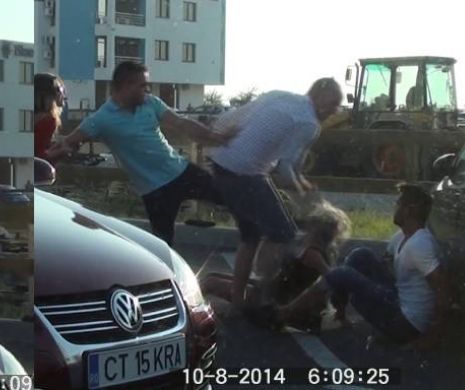 O blonda a starnit cea mai crunta bataie de pe litoral. Zece barbati nevosi i-au carat pumni si picioare