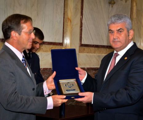 Placheta de Onoare a MAI pentru ambasadorul Olandei. Gabriel Oprea: „E un semn de apreciere pentru sprijinul acordat în LUPTA ANTICORUȚIE”