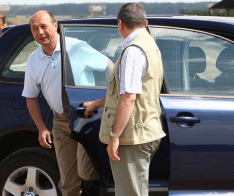 Președintele Traian Băsescu a primit sfaturi de la foştii colegi de şcoală, ca să fie un bun bunic | VIDEO