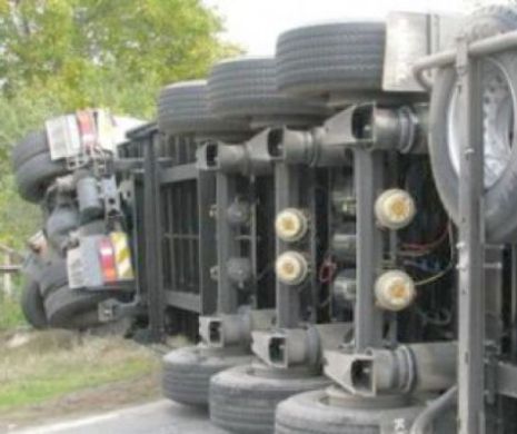 Tir încărcat cu săpun lichid, răsturnat pe DN 6. Şoferul este cercetat penal