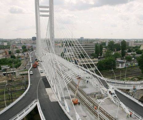 Un bărbat ameninţă că se ARUNCĂ de pe Podul Basarab din Capitală