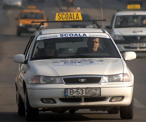 Un instructor auto băut și-a îndemnat elevul să treacă pe roșu