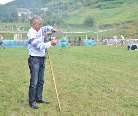 Vicepreşedintele PDL Ioan Oltean a călărit şi a ascuţit coasa la sărbătoarea unei comune bistriţene