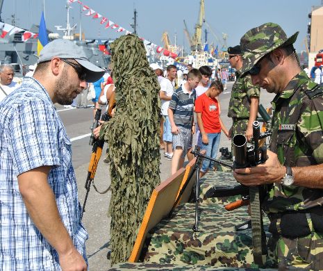 ZIUA MARINEI. Mii de oameni participă la festivitățile de la Constanța. Mai mulți militari au leșinat